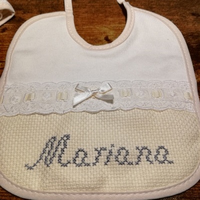 Babete de bebé decorado com renda, laço, e nome bordado Mariana