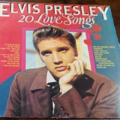 Capa de álbum de vinil 20 Love Songs de Elvis Presley com foto colorida do cantor
