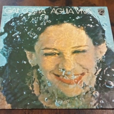 Capa de disco vinil de Gal Costa chamada ÁGUA VIVA com imagem de mulher submersa em água.