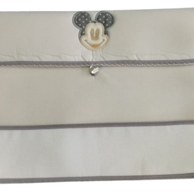 Mala cinza claro com desenho do Mickey Mouse no fecho