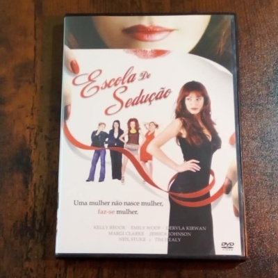Capa DVD Escola da Sedução com mulheres e texto