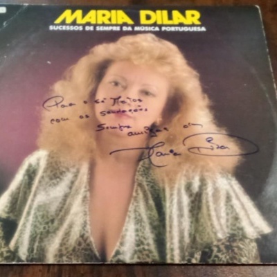 Capa de disco vinil com mulher loira e texto amarelho MARIA DILAR