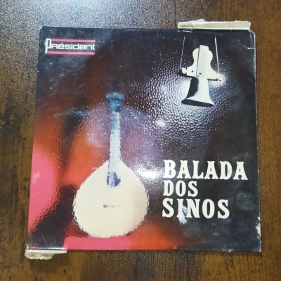Capa de disco com imagem de instrumento musical e sino, texto BALADA DOS SINOS e logo Président