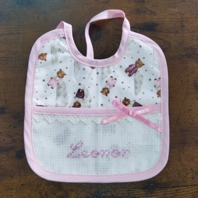 Babete de bebé com padrão de ursinhos e nome bordado