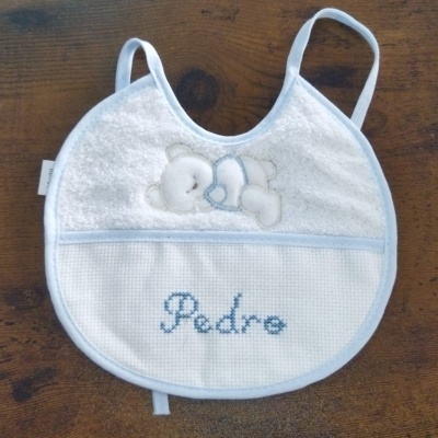 Babete branco e azul com ursinho e nome Pedro bordado