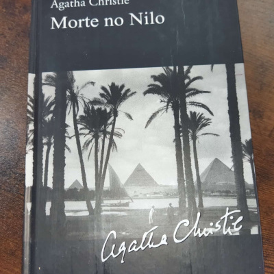 Capa de livro preto e branco com palmeiras, pirâmides e texto