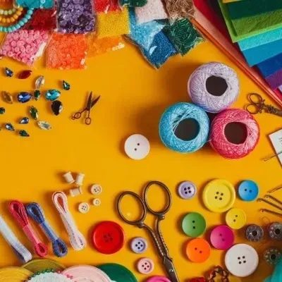 Mesa amarela com materiais de artesanato e costura variados coloridos