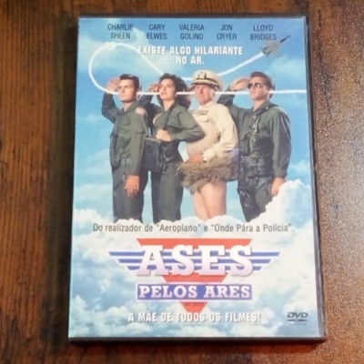 Capa do DVD do filme 'Ases Pelos Ares' com quatro pessoas em uniformes militares e texto promocional