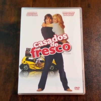 DVD filme Casados de Fresco com casal abraçado e carro amarelo amassado na capa