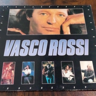 Capa de vinil com fotos de Vasco Rossi e texto VASCO ROSSI
