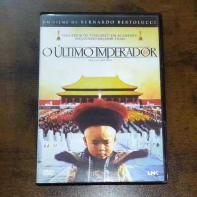Capa de DVD do filme O Último Imperador com menino imperial e templo dourado ao fundo