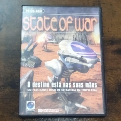 Capa do jogo State of War para PC CD-Rom com robô futurista no deserto