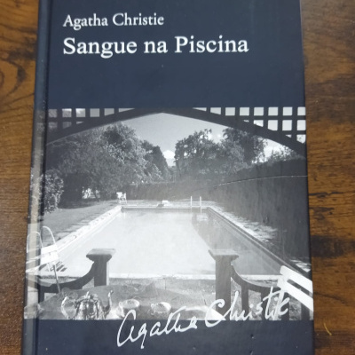 Livro Sangue na Piscina de Agatha Christie com imagem de piscina na capa