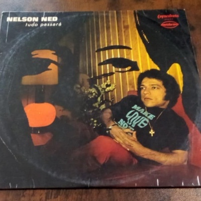 Capa de disco de vinil do Nelson Ned com cantor sentado e texto NELSON NED tudo passará