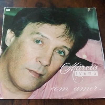 Capa de disco de vinil com retrato e texto Márcio IVENS com amor....