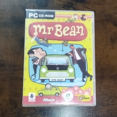 Capa de CD-ROM do jogo Mr Bean com carro verde e personagens animados sobre fundo amarelo