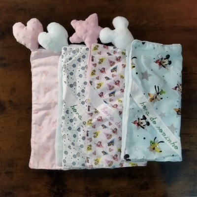 Cinco mantas infantis com almofadas em formas divertidas e estampas coloridas