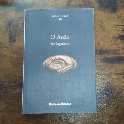 Capa de livro preto com título e autor em branco