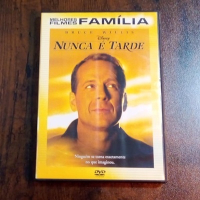 Capa de DVD do filme Nunca é Tarde com Bruce Willis em fundo amarelo