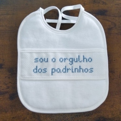 Babete branco bordado com texto azul