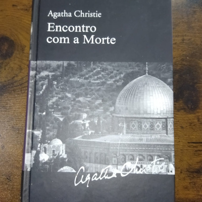 Capa do livro Encontro com a Morte de Agatha Christie com imagem a preto e branco.