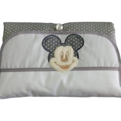 Fralda ou toalha branca com Mickey Mouse bordado e padrão cinza com estrelas.