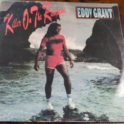 Capa de disco vinil com homem em praia e texto Killer On The Rampage e EDDY GRANT