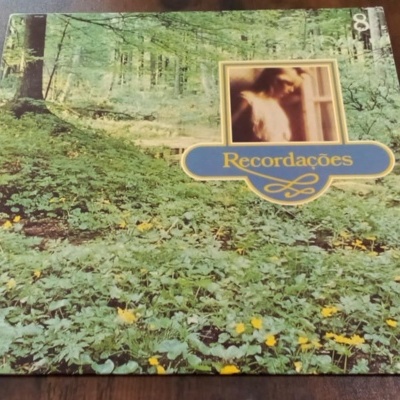 Capa de disco em vinil com floresta e etiqueta Recordações