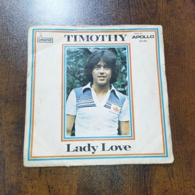 Capa de disco de vinil Timothy Lady Love com foto de homem e selo Apollo.