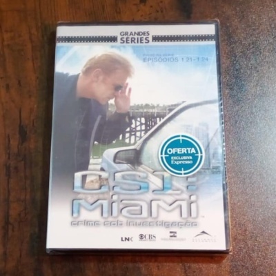 DVD da série CSI Miami sobre mesa de madeira com selo oferta exclusiva expresso