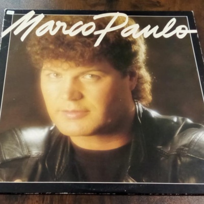 Capa de vinil com fotografia de homem e texto Marco Paulo