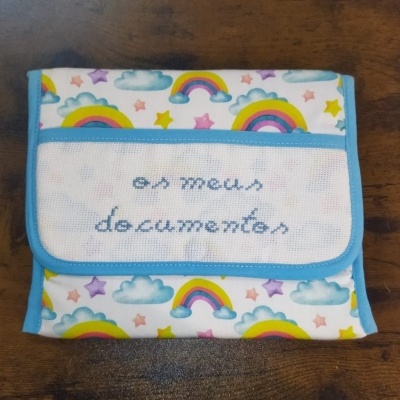 Carteira colorida para documentos com bordado 'os meus documentos'