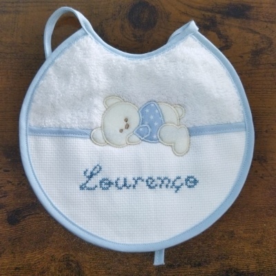 Babete de bebé branco e azul com ursinho e nome Lourenço bordado