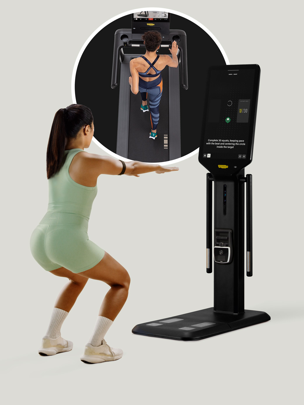 Technogym Checkup avaliação completa (60 min) Mulher a fazer exercícios com equipamento de fitness preto e ecrã tátil com instruções em inglês.