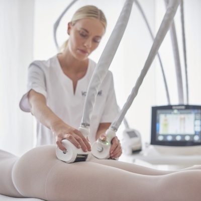 Técnica a usar aparelho branco para tratamento corporal em ambiente clínico