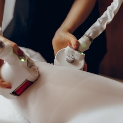 Máquina branca de massagem corporal em uso