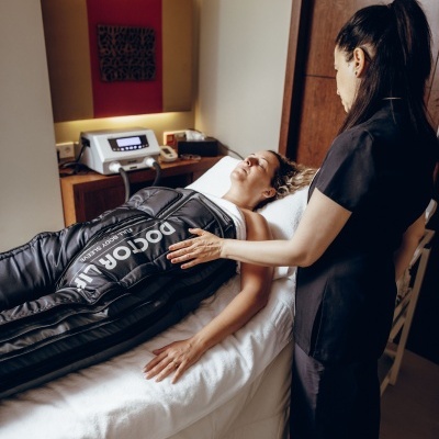 Mulher deitada com fato insuflável Doctor Life e terapeuta ao lado