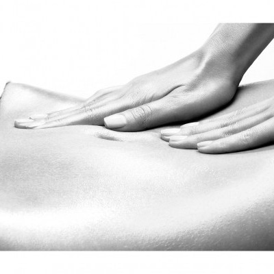 Mãos femininas a fazer massagem numa pele lisa