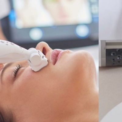 Dispositivo branco aplicado no rosto de uma pessoa para tratamento facial.
