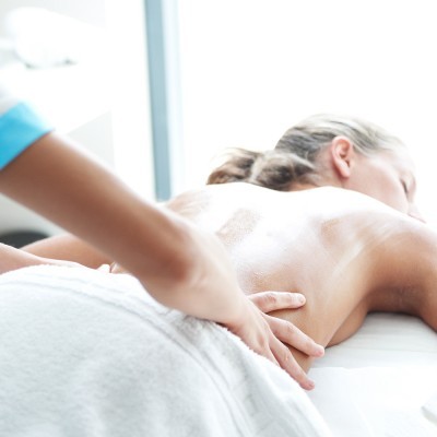 Pessoa a receber massagem nas costas numa clínica de massagens