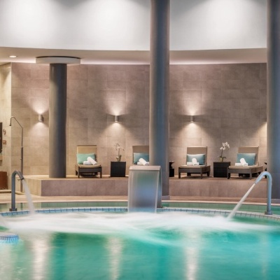 Piscina interior com jatos de água e poltronas de descanso