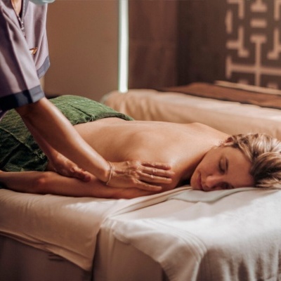 Pessoa a receber massagem terapêutica num spa