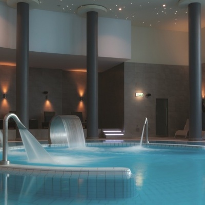 Piscina interior com jatos de água e iluminação suave