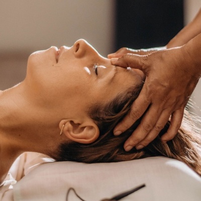 Mulher a receber massagem na cabeça