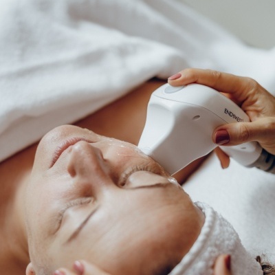 Dispositivo branco ENDYMED em massagem facial