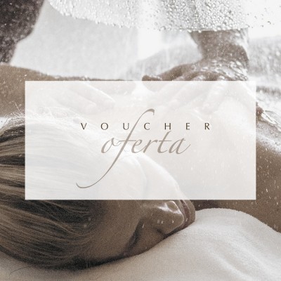 Pessoa a receber massagem com texto 'VOUCHER oferta'