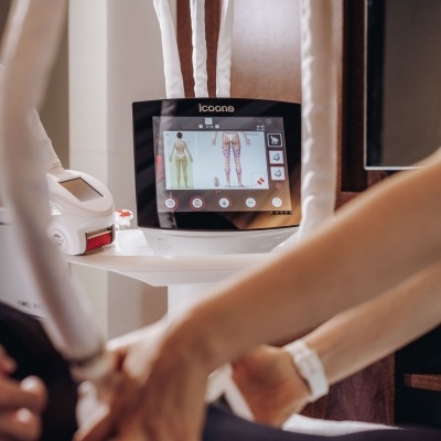 Dispositivo médico com ecrã digital e tubos brancos em ambiente clínico
