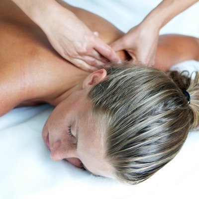 Mulher a receber massagem nas costas deitada