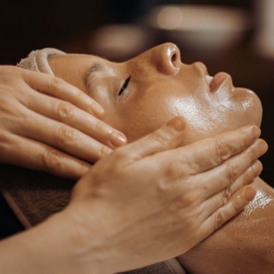 Massagem facial em ambiente interior