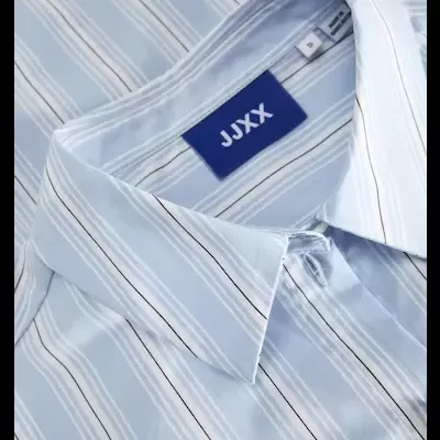 Camisa azul-claro às riscas com etiqueta JUXX